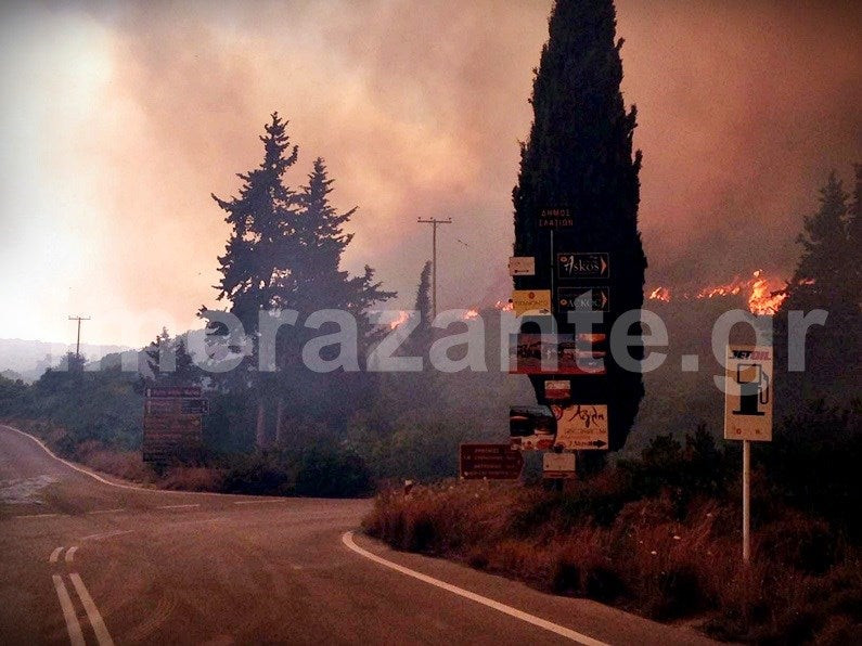 Πάνω από 1.000 στρέμματα έχει κάψει η πυρκαγιά στις Ορθονιές Ζακύνθου – Καίγεται το υπέροχο πευκοδάσος- Δείτε εικόνες